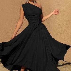 Gorgeous flowy black dress 👗